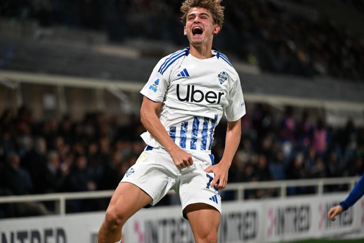 赛前进行颁, 表彰联赛中, 同时